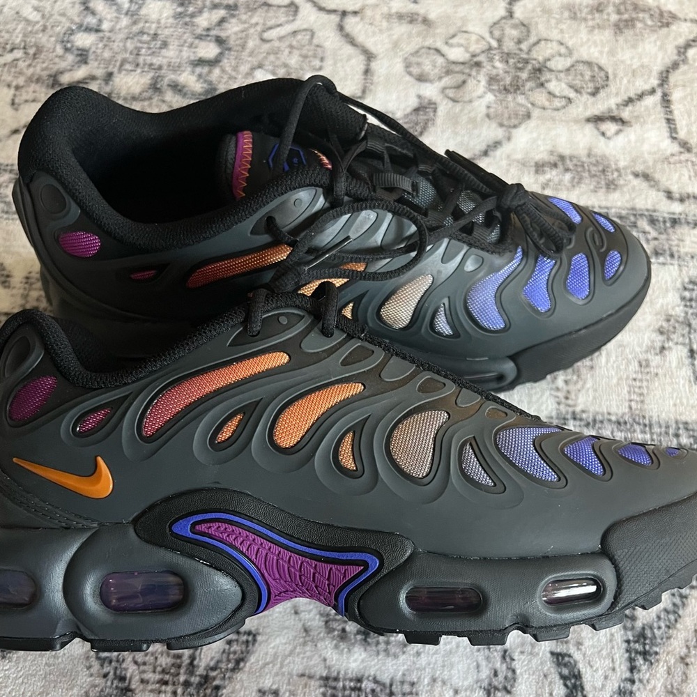 Nike Air Max Plus Drift Grade School Boys' "Anthracite/Monarch/Black/Viotech" - Picture 4 of 9